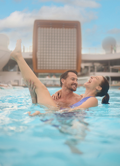 Couple in pool Celebrity 520x703
